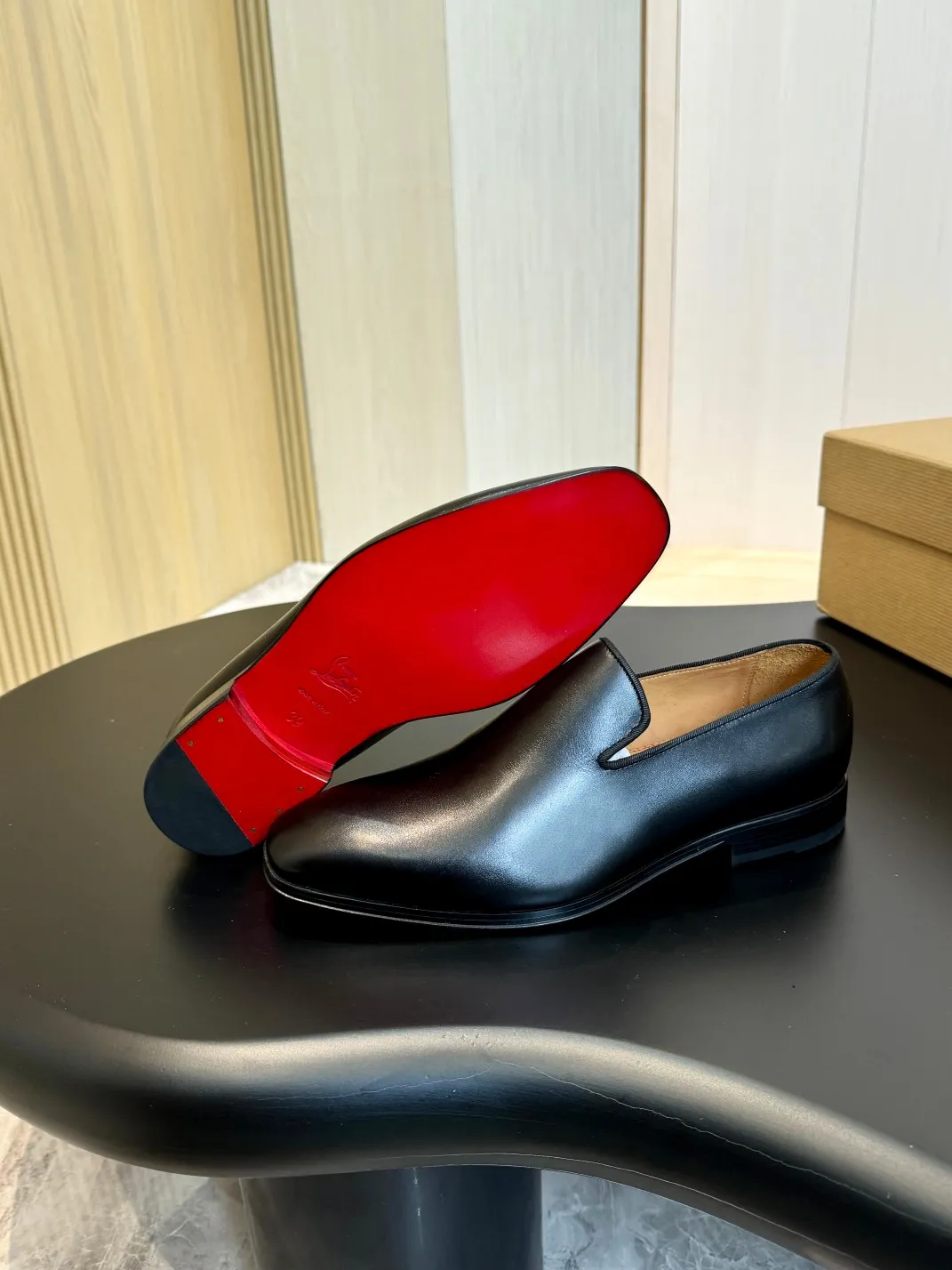 💰960 Christia*.Loubouti* high-end men's business formal leather shoes, original genuine cowhide red sole, imported Italian cowhide outsole, first-layer cowhide, water-dyed cowhide lining, high-end luxury. Size: 39-44 (customized at 38.45.46)✅